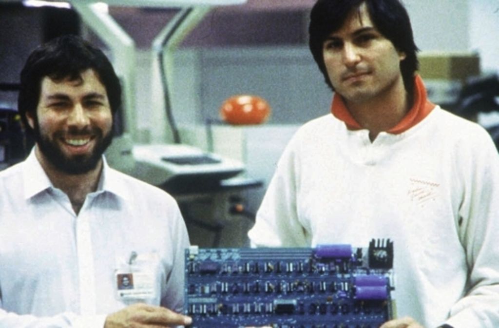 „Woz war der erste Mensch, den ich traf, der mehr über Elektronik wusste als ich“, sagte Jobs einmal. Das Verhältnis der beiden „Apple-Väter“ Job und Wozniak war jedoch nicht immer freundschaftlich. Sie beide verband zwar die Liebe und Faszination zur Technik, jedoch lebten sie sich im Laufe der Jahre immer weiter auseinander.
