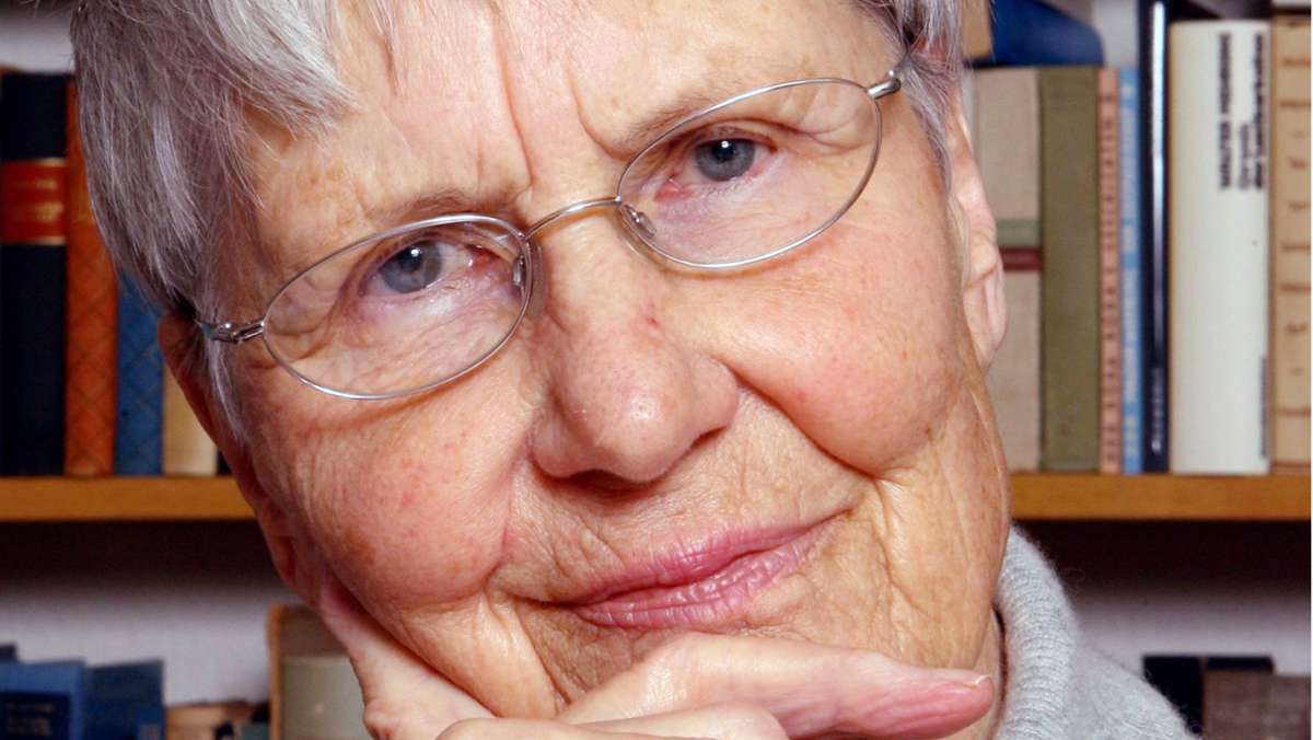  Als Chronistin, Literaturhistorikerin und Editorin hat sich die Tübinger Literaturwissenschaftlerin Inge Jens einen Namen gemacht. Nun ist sie mit 94 Jahren gestorben. 