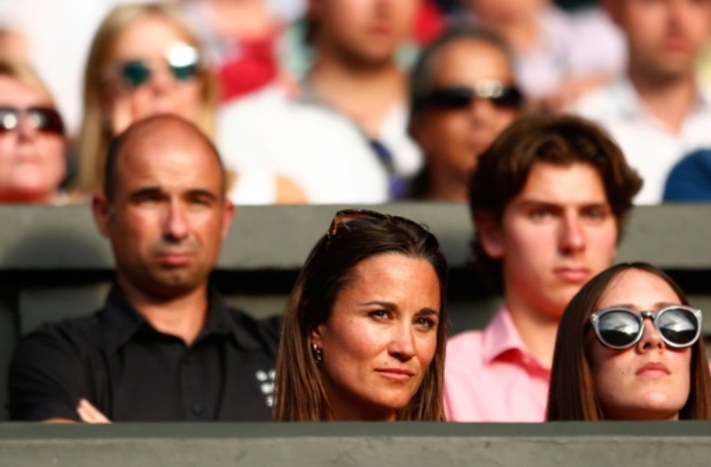 Pippa Middleton (links) beklatscht den Sieger Roger Federer in Wimbledon.