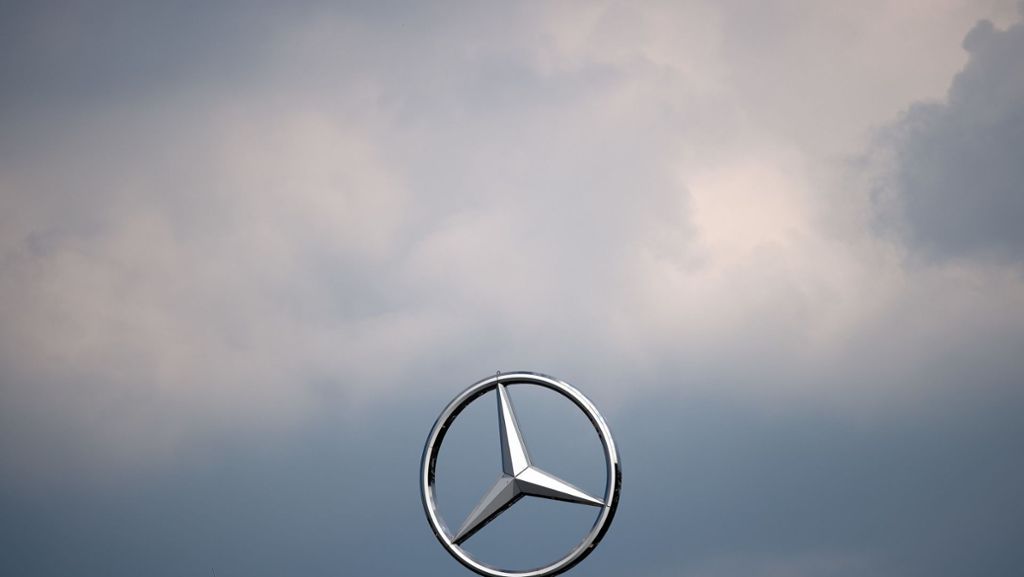  Daimler will laut Betriebsrat weltweit 1100 Stellen von Führungskräften abbauen. Damit trifft das Sparprogramm auch die Chefetagen. In Deutschland wäre jede zehnte Führungskraft betroffen. 