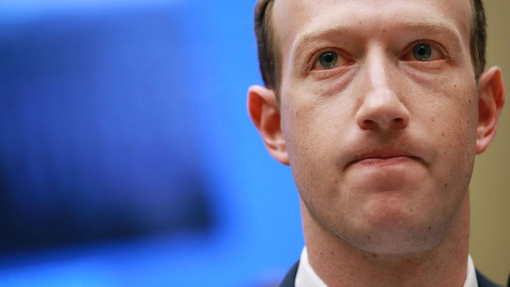  Facebook-Chef Mark Zuckerberg kam glimpflich durch die Anhörungen im US-Kongress. Dabei wurde bekannt, dass auch seine persönlichen Daten an Cambridge Analytica gingen - und Facebook eine Bezahl-Version ohne Werbung nicht ausschließt. 