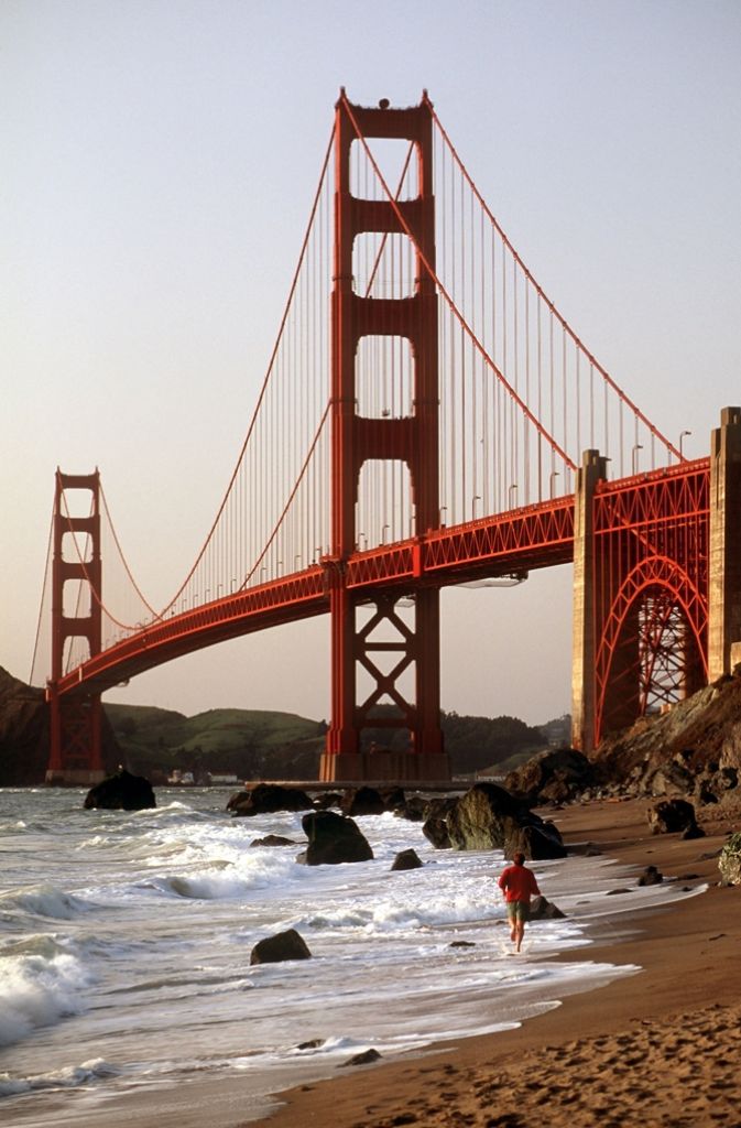 2737 Meter lang, 27 Meter breit, 227 Meter hoch – Golden Gate Bridge: Die 1937 eröffnete Goldene-Tor-Brücke ist eine Hängebrücke am Eingang zur Bucht von San Francisco am Golden Gate in Kalifornien. Sie ist neben der Freiheitsstatue in New York eines der wichtigsten Symbole für die Vereinigten Staaten.