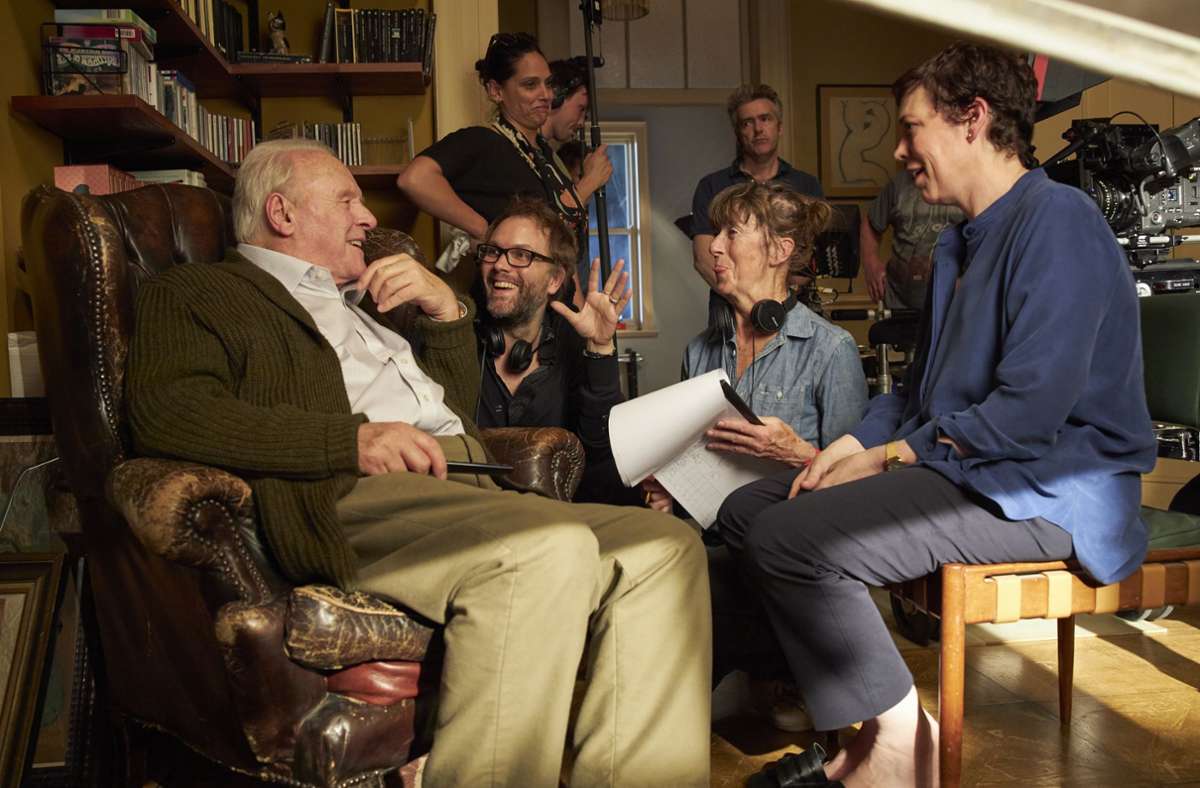 Der Regisseur Florian Zeller (mit Brille) am Set mit Anthony Hopkins (links) und Olivia Colman (rechts)