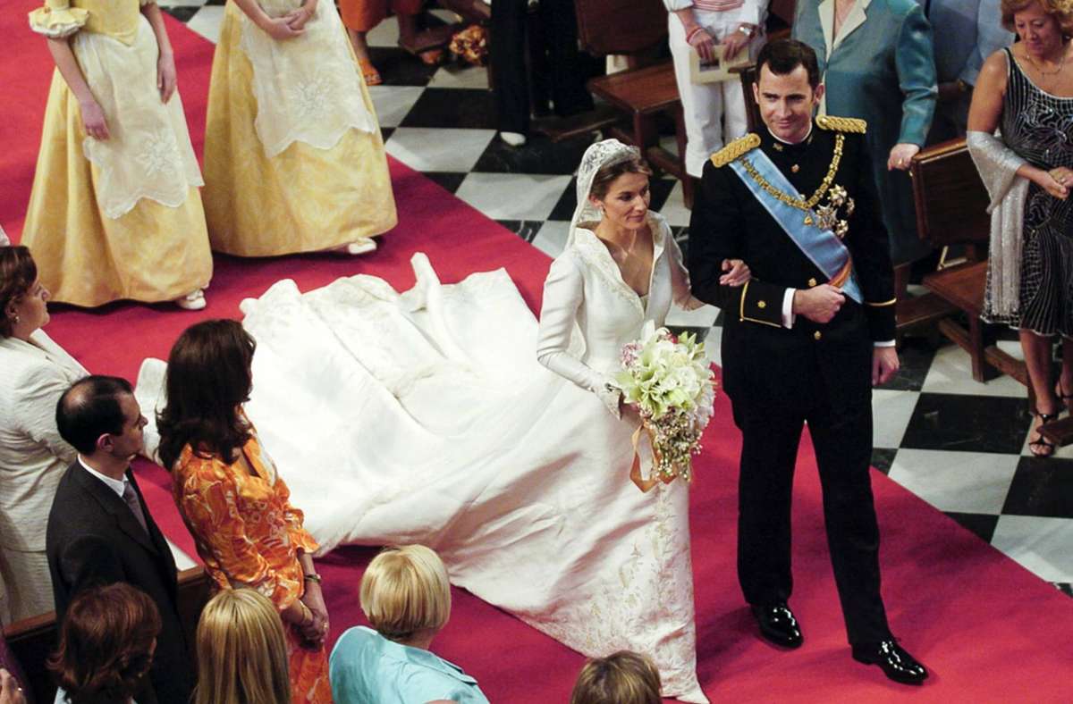 Im Mai 2004 treten Letizia Ortiz und Kronprinz Felipe vor den Traualtar. In einer Robe des Designers Manuel Pertegaz nimmt die Braut die Spanier im Sturm für sich ein. Nur dass es wie aus Kübeln schüttet, ist ein Wermutstropfen.