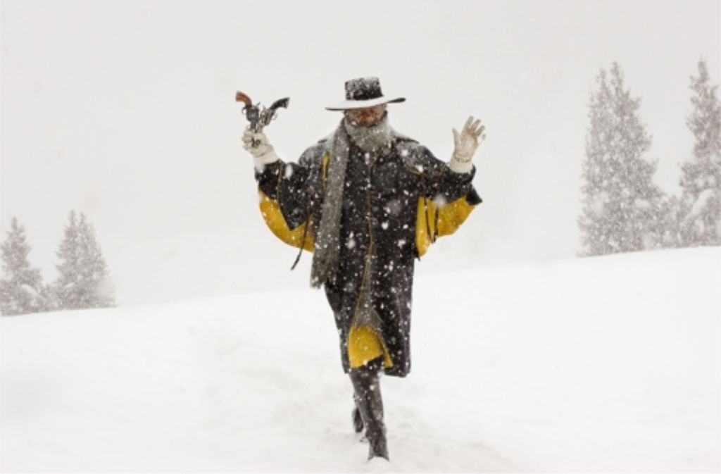 Warren (Samuel L. Jackson) will nicht im Schnee erfrieren und gibt deshalb seine Pistolen ab, damit er in die Kutsche steigen darf.