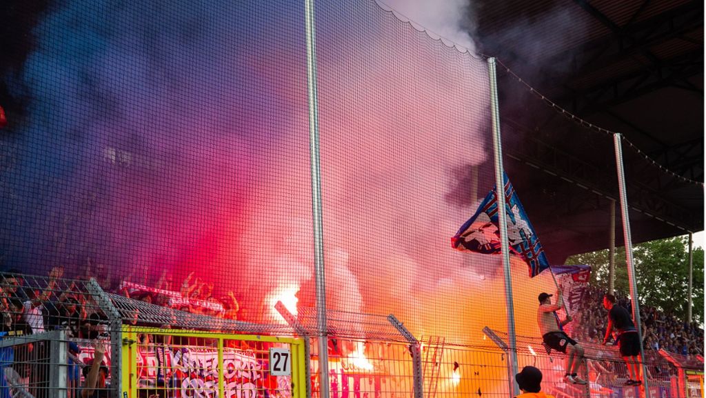 Nach den schweren Ausschreitungen beim Relegationsspiel zwischen dem SV Waldhof Mannheim und dem KFC Uerdingen bittet die Polizei Zeugen um Mithilfe. 