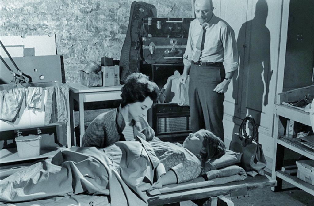 Zombie-Metaphysik: Zombies – so eine metaphysische Deutung – sind das negative Spiegelbild unseres Selbst, die personfizierte dunkle Seite unserer Seele, die vollständig die Kontrolle übernommen hat (Szene aus dem Film „Night of the living Dead“, 1968).