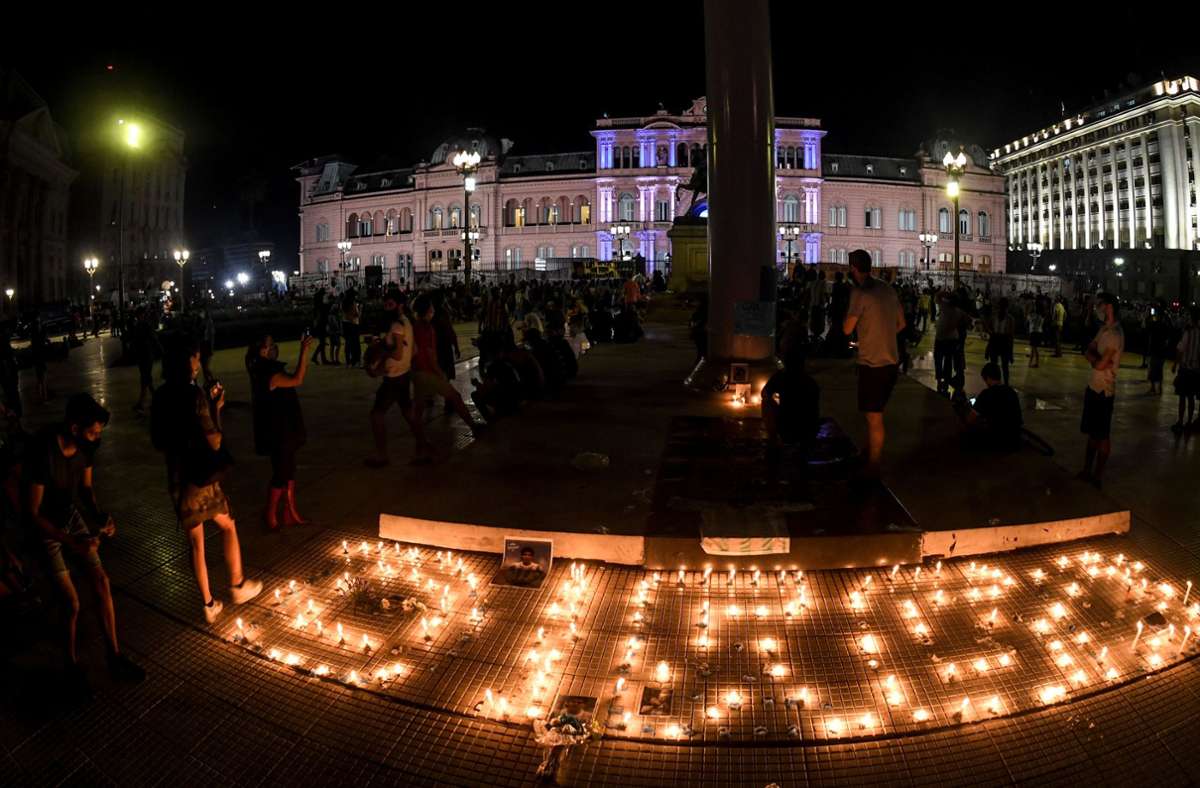Diego wurde aus Kerzen auf den Platz geschrieben.