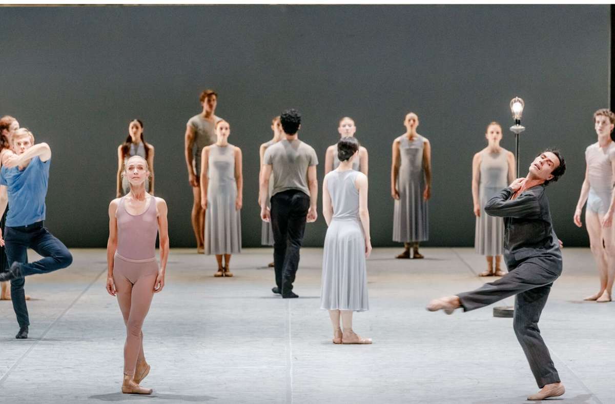 An der Hamburger Staatsoper feierte das Ballett „Ghost Light“ Uraufführung. Der Ballettchef John Neumeier hat das Stück unter Corona-Bedingungen kreiert.