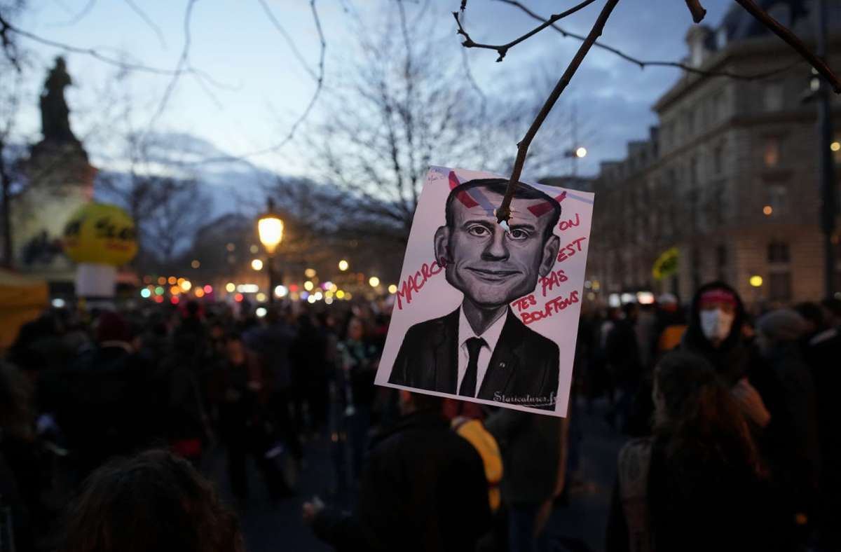 Trotz der heftigen Proteste hatte Präsident Emmanuel Macron die umstrittene Reform am Montag durchgesetzt.