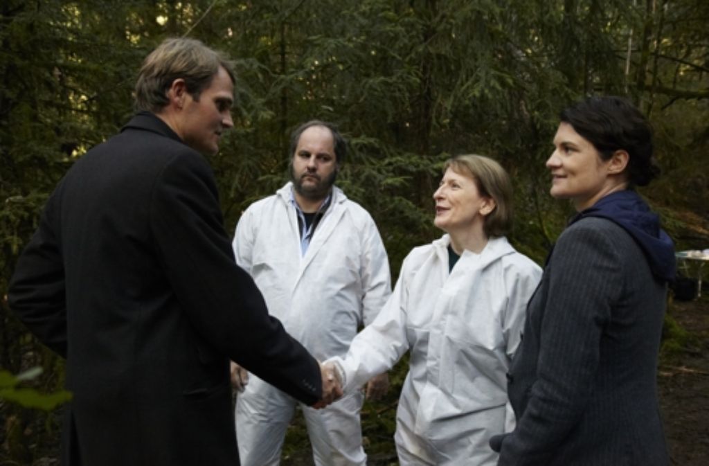 Felix Voss trifft am Tatort das erste Mal auf seine neuen Kollegen Michael Schatz (Matthias Egersdörfer), Paula Ringelhahn (Dagmar Manzel) und Wanda Goldwasser (Eli Wasserscheid).