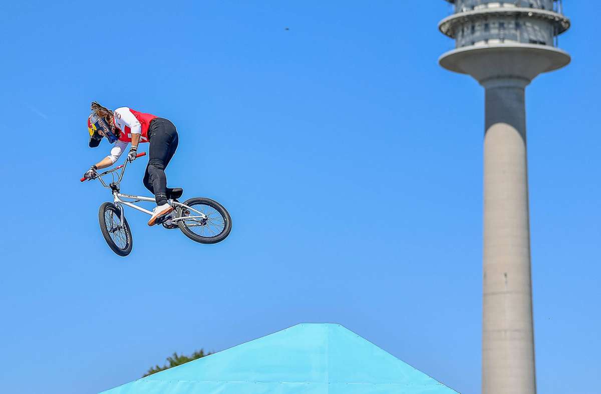 Eine BMX-Freestylerin unterm Olympiaturm in München.