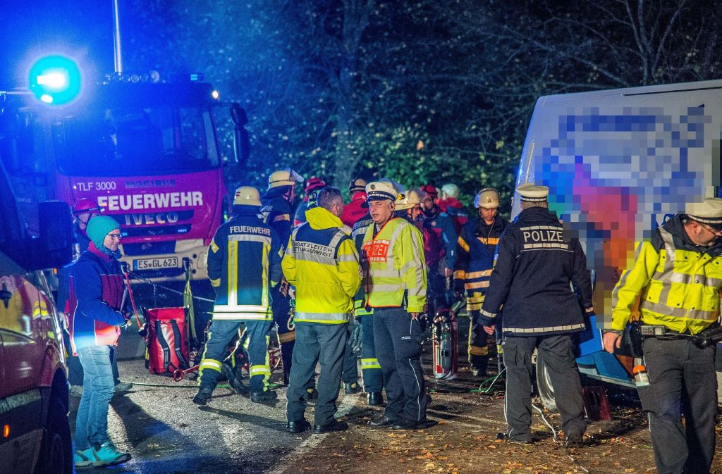 Die Verkehrspolizei Esslingen hat die Ermittlungen zur Unfallursache übernommen und sucht nach Zeugen