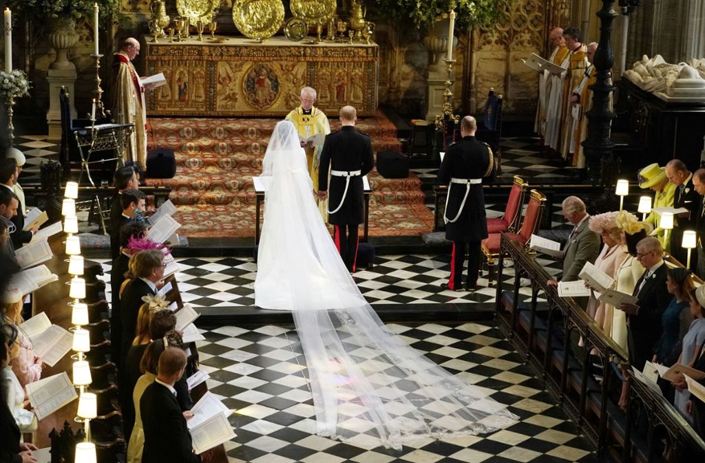 In den langen Schleier der Braut sind Symbole eingearbeitet, die alle 53 Länder des Commonwealth repräsentieren sollen.