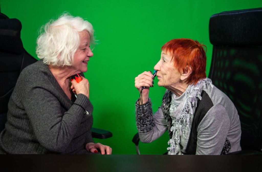 Evelyn Gundlach (r.) und Ursula Cezanne spielen an der Nintendo Switch ein Videospiel, bei dem man sich mit dem Controller rasieren müssen.