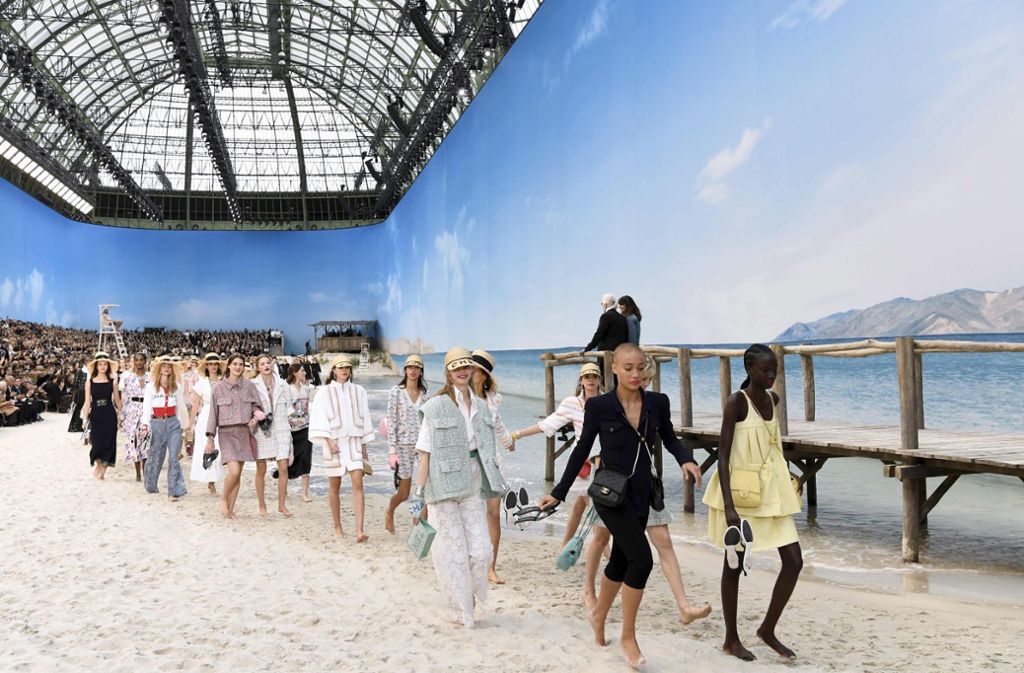 Lagerfelds Schauen wurden immer spektakulärer: hier verwandelte er den Grand Palais in Paris in einen Strand, um die Frühjahrs- und Sommerkollektion 2019 zu präsentieren.