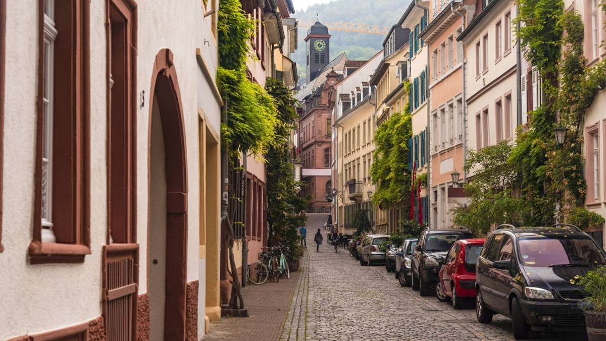  Jahrzehntelang hat es niemanden gestört, nun werden Anwohner in der Heidelberger Altstadt von der Gasse gescheucht. Der Kommunale Ordnungsdienst verbietet ihnen, vor ihren Häusern zu sitzen. Der Ärger darüber ist groß. Was steckt dahinter? 
