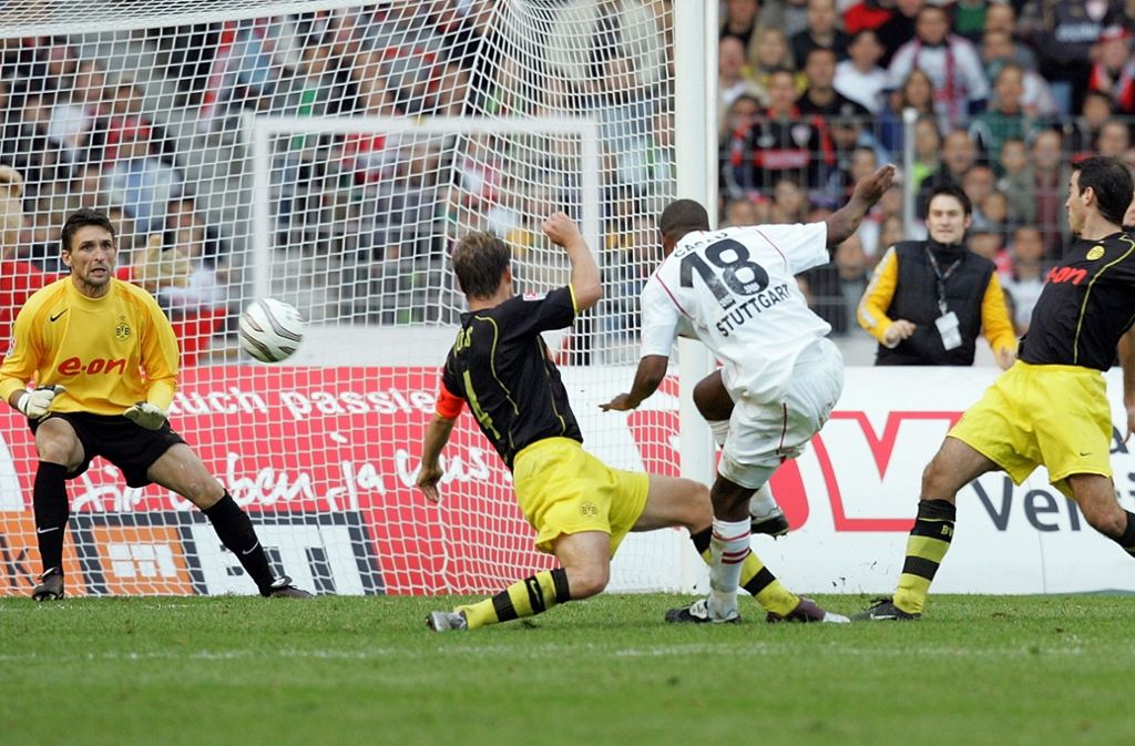 16. Oktober 2004: Ein Schuss von Cacau besiegelt den 2:0-Sieg gegen Dortmund, nachdem zuvor Andreas Hinkel den VfB in Führung gebracht hatte. Die Stuttgarter bleiben damit auch am achten Spieltag ungeschlagen und festigen unter Trainer Matthias Sammer ihre Position an der Tabellenspitze.