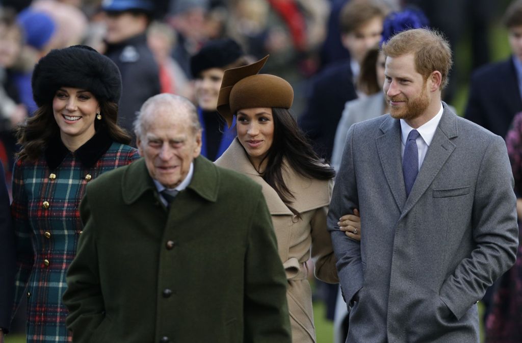 Philip mit der jungen Royals-Generation (Herzogin Kate (links), Herzgin Meghan und Prinz Harry) 2017 nach dem Weihnachtsgottesdienst in Sandringham