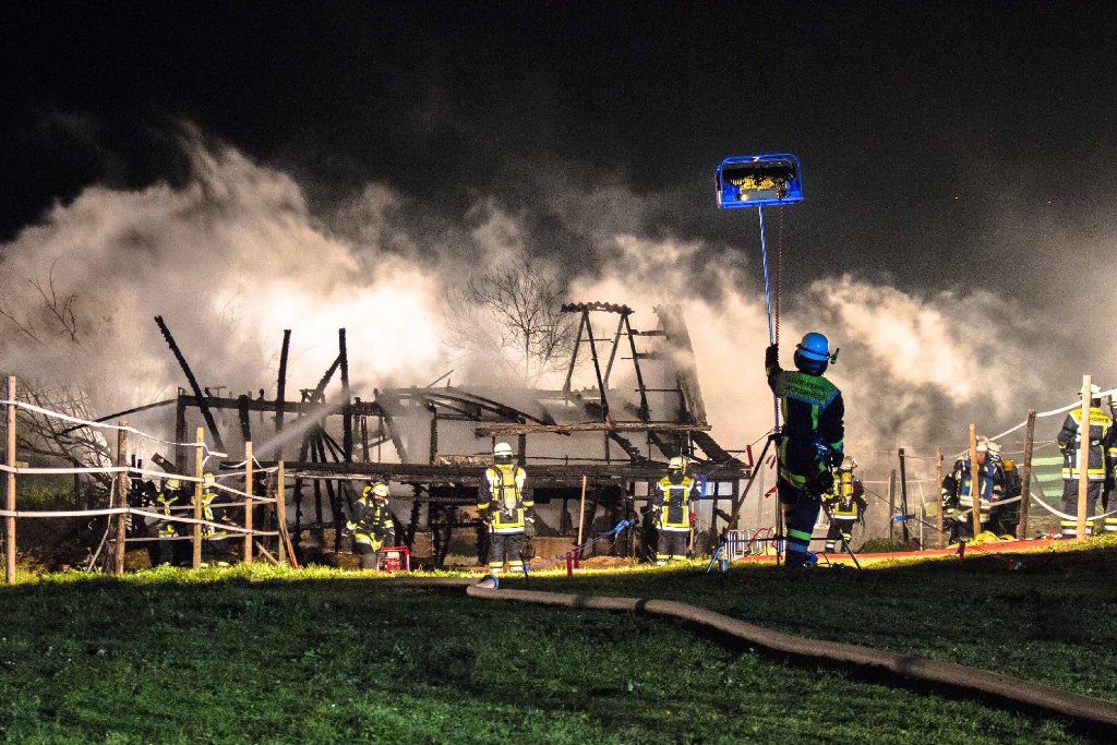 Tragischer Brand bei Brackenheim: Ein Pferdestall in Dürrenzimmern brannte komplett aus, alle untergestellten Pferde sowie ein Hund verendeten.