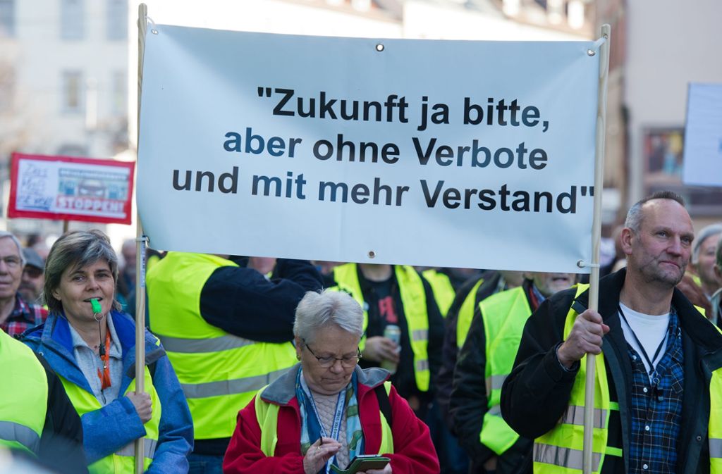 Einige Hundert Menschen haben in der Nähe des Neckartors in Stuttgart gegen Fahrverbote demonstriert.