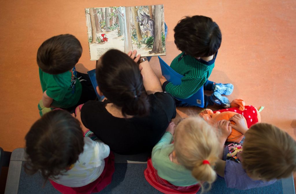 Am Freitag, 22. Dezember öffnet der lesende Adventskalender in der Stadtbibliothek Sindelfingen (Rathausplatz 4) wieder ein weiteres Türchen und damit ein weiteres Buch zum Vorlesen. Beginn der Vorlesestunde für Kinder ab drei Jahren ist um 15 Uhr.