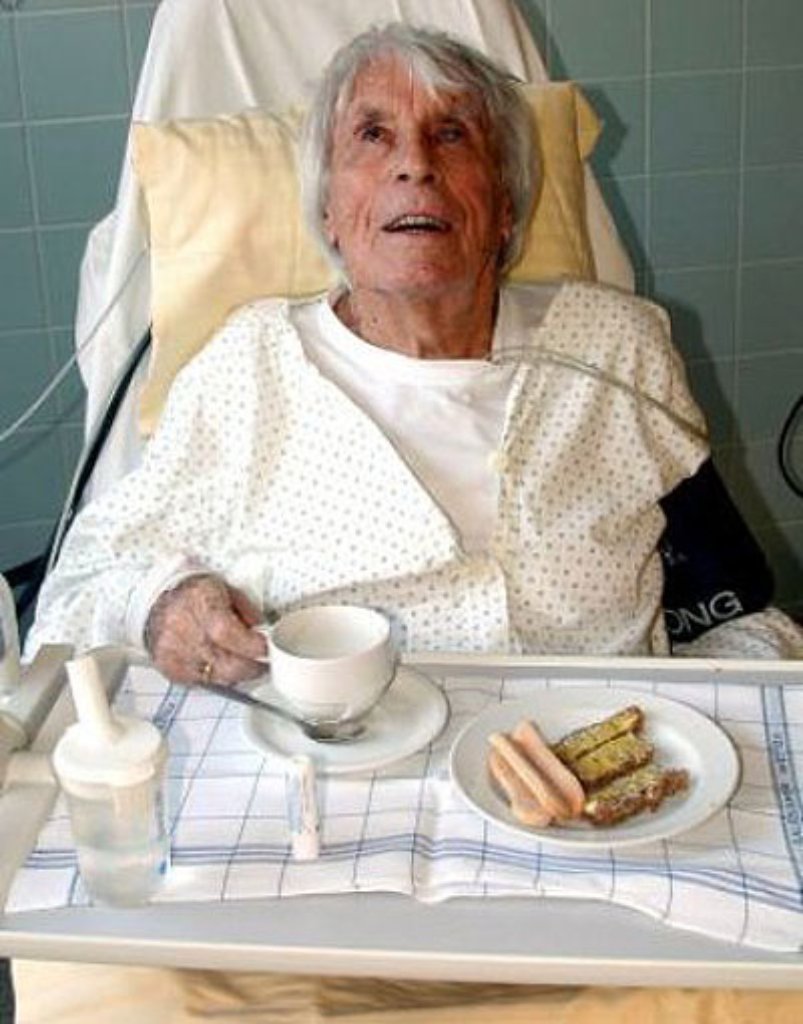 An Silvester 2006 stürzte Heesters in seinem Haus in Österreich und brach sich zwei Rippen. Der 104-Jährige verbuchte den Unfall unter Missgeschick und empfing im Januar 2007 gut gelaunt die Presse in seinem Zimmer im Innsbrucker Uni-Klinikum.