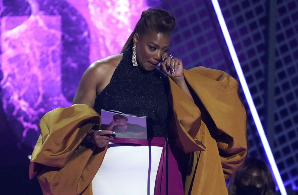 Die US-amerikanische Hip-Hop-Musikerin und Schauspielerin Queen Latifah nimmt in Los Angeles den Preis für ihr Lebenswerk bei den BET Awards im Microsoft Theater entgegen. Foto: dpa/Chris Pizzello
