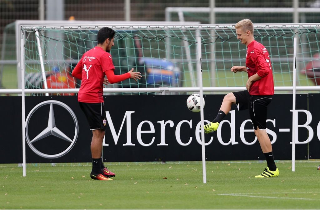 Timo Baumgartl (rechts) nimmt wieder am Mannschaftstraining des VfB teil. Weitere Bilder sehen Sie in unserer Fotostrecke.