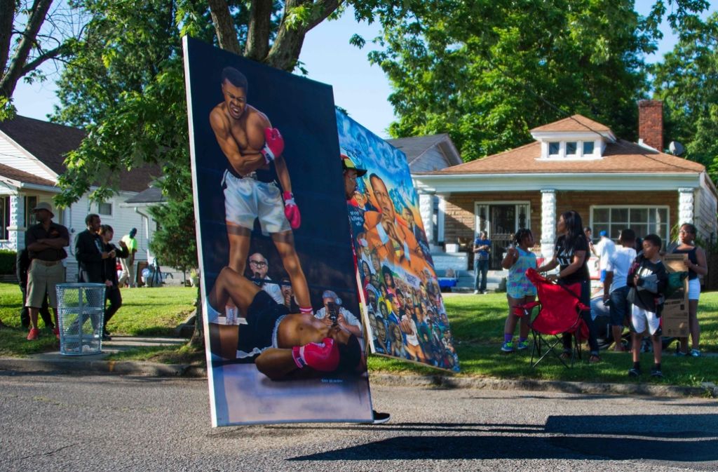 Hunderte Menschen in Louisville haben Abschied von ihrem Helden Muhammad Ali genommen.