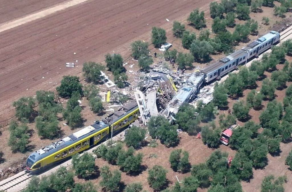 Der Blick von oben zeigt das Ausmaß des Zusammenstoßes der beiden Züge in Italien.