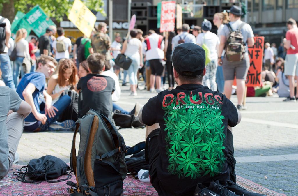 ... rund 230 Menschen versammelt, um für die Legalisierung von Cannabis zu demonstrieren.