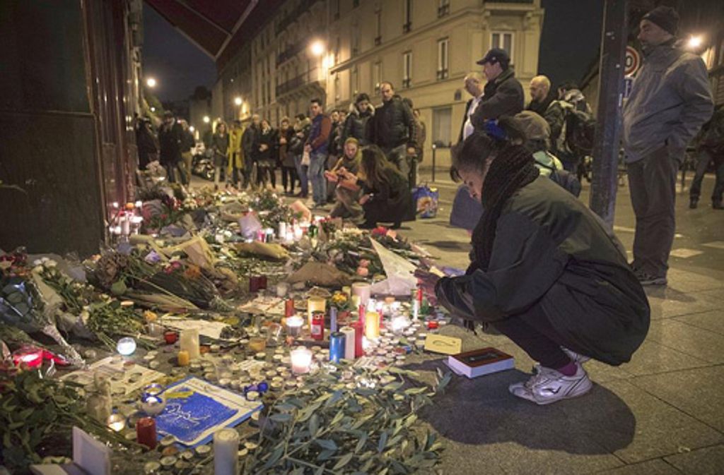 Auch 24 Stunden nach den Attentaten legen die Menschen Blumen an den Tatorten nieder.
