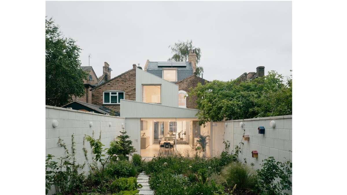 Der dritte Platz des HÄUSER-Awards, dotiert mit 3000 Euro, sowie der Leserpreis-Sieg geht an das White Patio House in London (Großbritannien), entworfen von den Architekten und Architektinnen Koen Schaballie und Mariia Pashenko von Pashenko Works aus London.