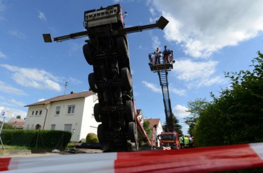 Schock beim Schulfest: Ein Aussichtskran stürzt in Neuenstadt am Kocher bei Heilbronn mit voll besetzter Gondel in die Tiefe. Es gibt viele Verletzte.