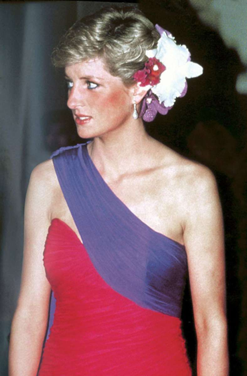 1988: Color-Blocking gab es bereits in den 80ern – Prinzessin Diana trug dieses Kleid ihrer Lieblingsdesignerin Catherine Walker zu einem Dinner bei einer Reise nach Bangkok. Es sollte an die traditionellen, farbenfrohen Kleider der Thais erinnern.