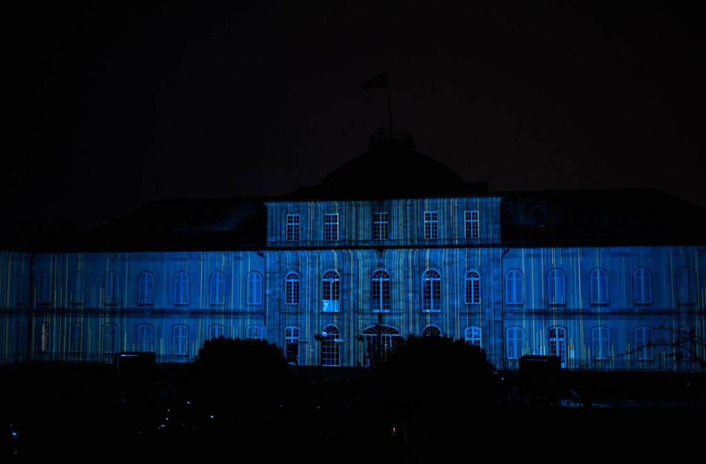 Einem Wasserfall aus blauem Licht gleicht diese Illumination an der Schlossfassade.