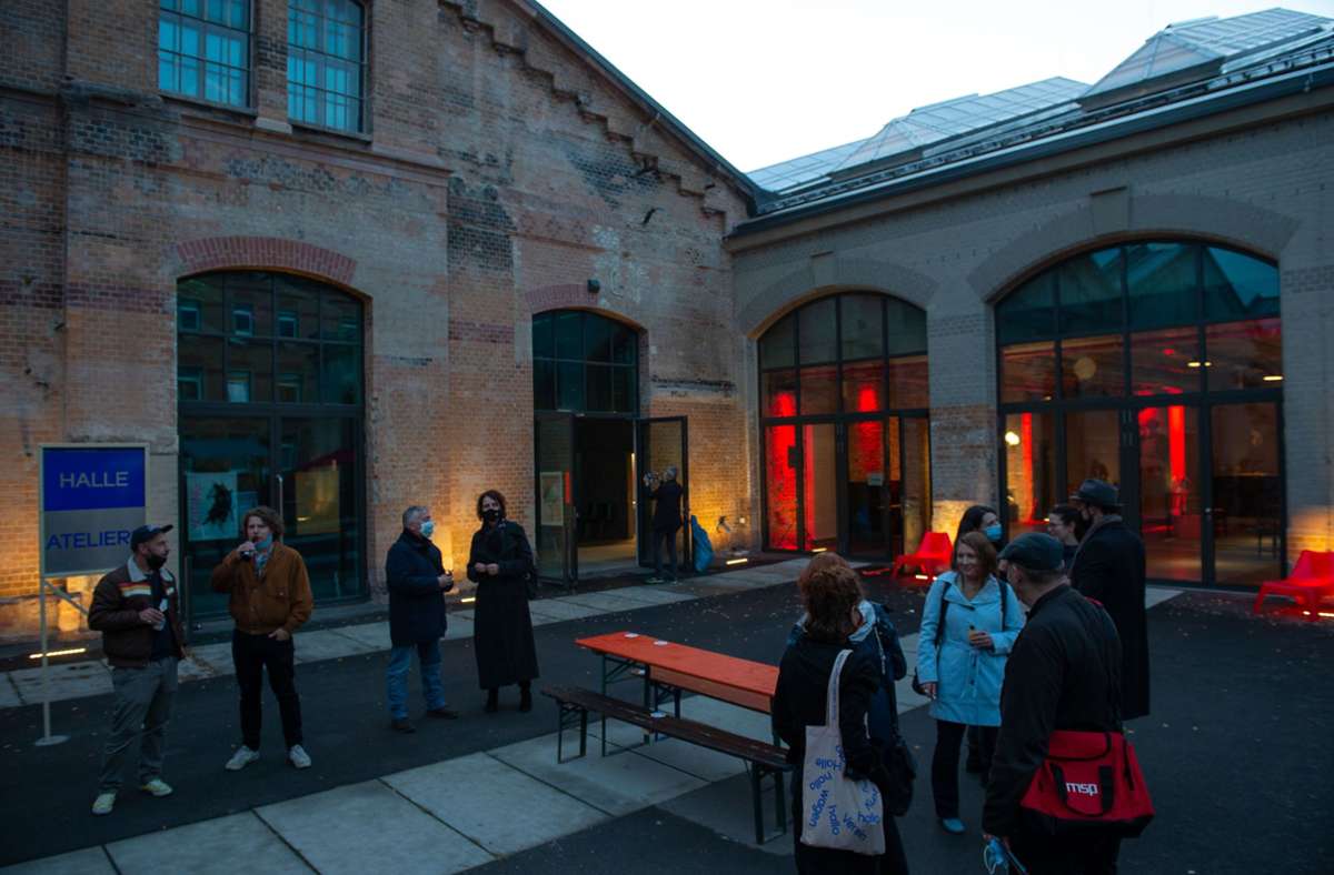 Zum Eröffnungswochenende kamen viele Interessierte zu den Wagenhallen, schließlich ist die Eröffnung ein Meilenstein für die Stuttgarter Kunstszene.