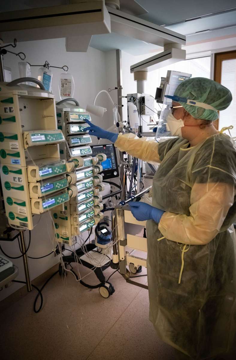 Um die Patienten auf der Intensivstation stehen zahlreiche Maschinen und Monitore herum. In den übereinander angeordneten Kassetten im Vordergrund dieses Fotos sind die Medikamente, die der Patient erhält.