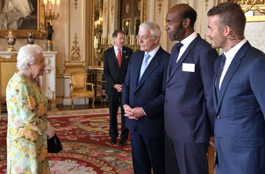 Queen Elizabeth II. mit dem früheren britischen Premier John Major, dem Schauspieler Lenny Henry und dem früheren Fußballstar David Beckham (von links).