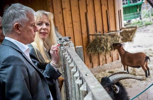 Stuttgarts OB Fritz Kuhn und Angelika Schmidt-Straube, Vorsitzende des Tierschutzvereins, haben sich auf eine Lösung für das Tierheim in Stuttgart-Botnang geeinigt. Foto: Achim Zweygarth