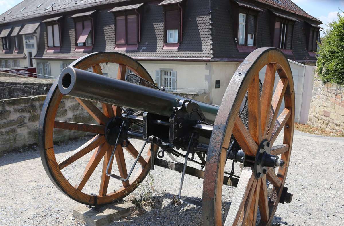 Eine Kanone steht vor dem Gefängnismuseum.