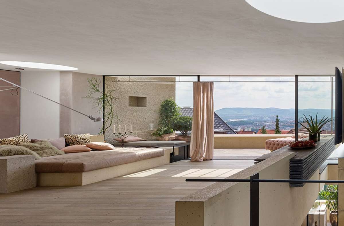 Die Hanglage von Alexander Brenners Einfamilienhaus mit 300 Quadratmetern Wohnfläche hat einen Vorteil – Blick über ganz Stuttgart von der obersten Etage aus.