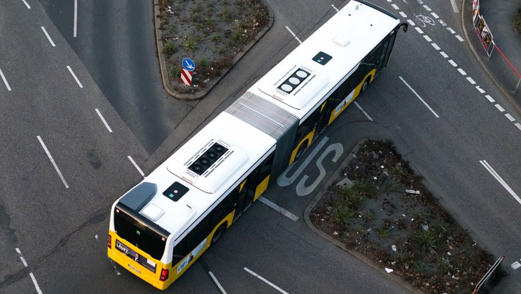 SSB-Bus in Stuttgart: Schwarzfahrer würgt Kontrolleur