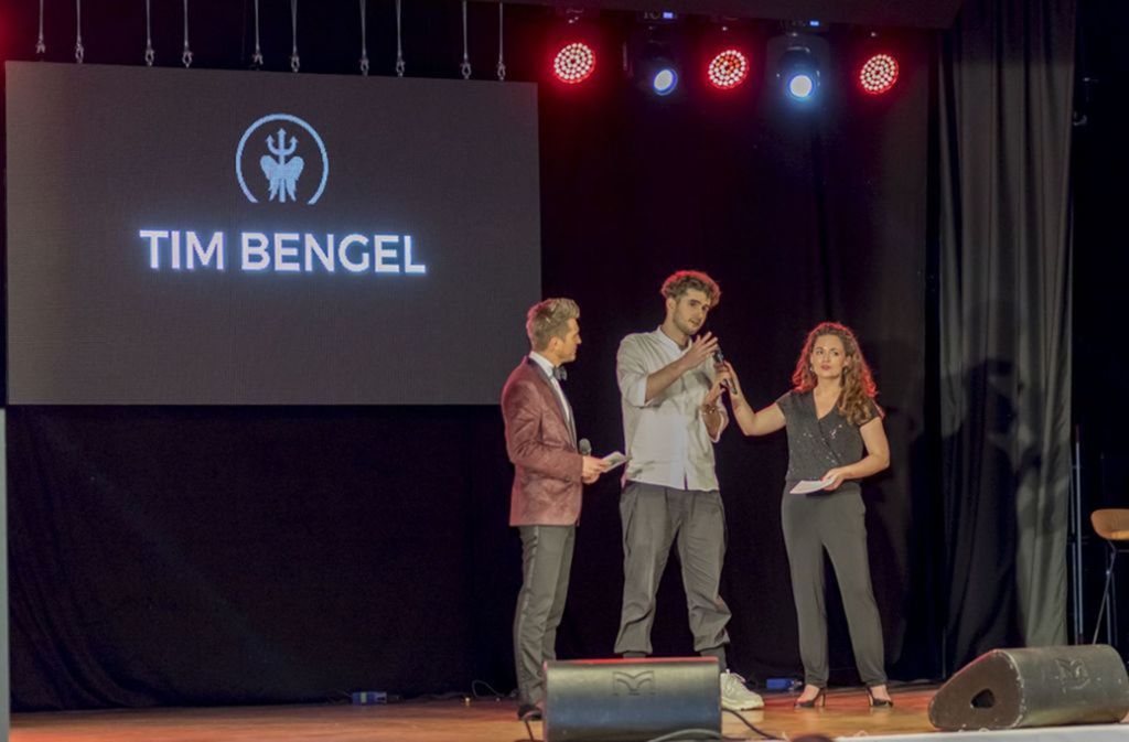 Künstler Tim Bengel (Mitte) bei der Spendengala Anfang 2019 auf der Bühne des Kursaals in Cannstatt.