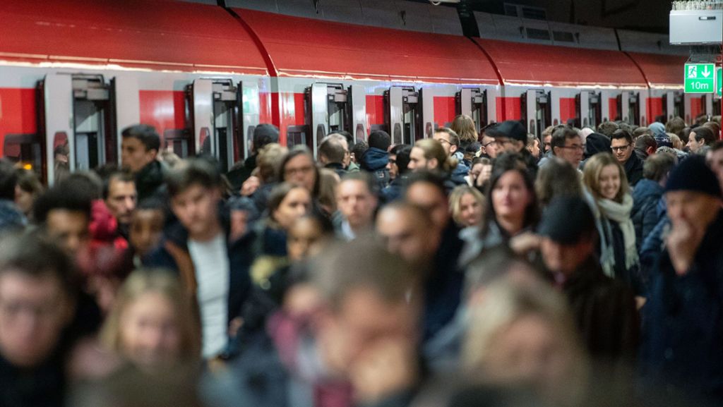 Bahnhof in Stuttgart-Vaihingen: Bahnhelfer stellen sich Fahrgästen in den Weg