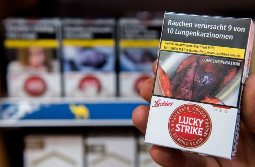 Das Foto auf der Zigarettenschachtel zeigt die Operation einer Raucherlunge. Die Bildergalerie zeigt abgebildete Motive. Foto: dpa