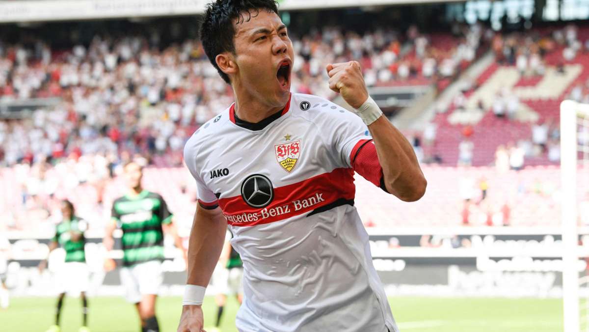  Er stellte mit seinem 1:0 die Weichen früh auf Sieg: Wataru Endo. Der neue Kapitän des VfB Stuttgart begeistert Fans und Verantwortliche. 