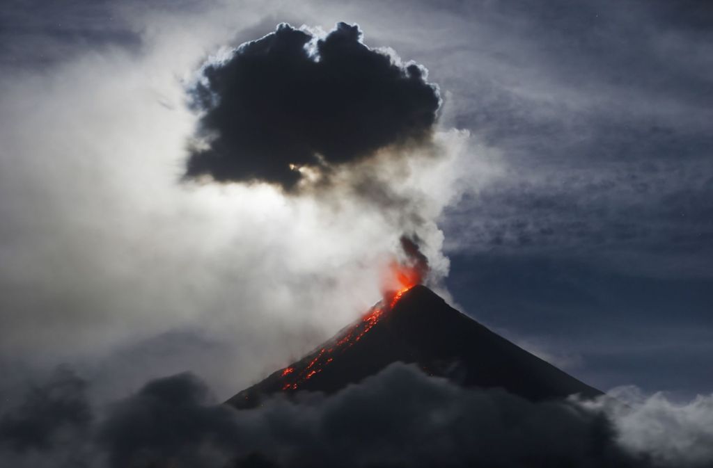 Zwei Naturschauspiele auf einem Bild: Die Aschewolken des Vulkans Mayon auf den Philippinen verdecken den Supermond.