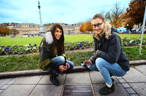 Yeliz Cagla (links) und Sarah Haide überprüfen an der GPS-Referenzplatte am Schlossplatz ihre genaue Position. Foto: Achim Zweygarth